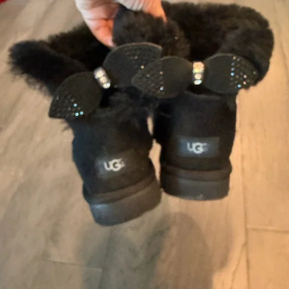 UGG Black Fur-Lined Footwear - Picture 2 of 5
